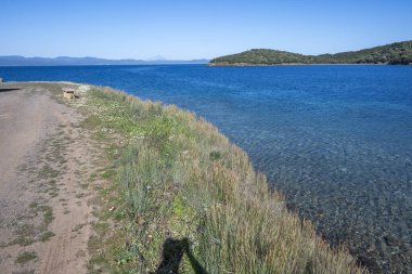 Kassandra 'nın Xina, Chalkidiki, Orta Makedonya ve Yunanistan köyü yakınlarındaki kıyı şeridinin inanılmaz manzarası