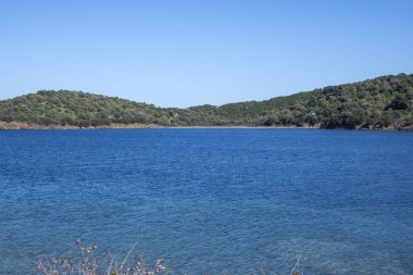 Kassandra 'nın Xina, Chalkidiki, Orta Makedonya ve Yunanistan köyü yakınlarındaki kıyı şeridinin inanılmaz manzarası