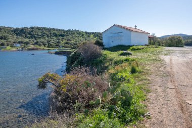 Kassandra 'nın Xina, Chalkidiki, Orta Makedonya ve Yunanistan köyü yakınlarındaki kıyı şeridinin inanılmaz manzarası