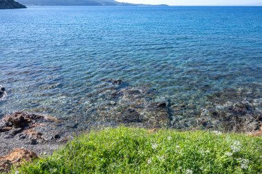 Kassandra 'nın Xina, Chalkidiki, Orta Makedonya ve Yunanistan köyü yakınlarındaki kıyı şeridinin inanılmaz manzarası