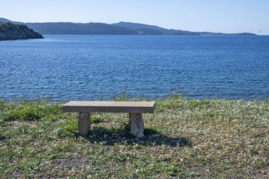 Kassandra 'nın Xina, Chalkidiki, Orta Makedonya ve Yunanistan köyü yakınlarındaki kıyı şeridinin inanılmaz manzarası