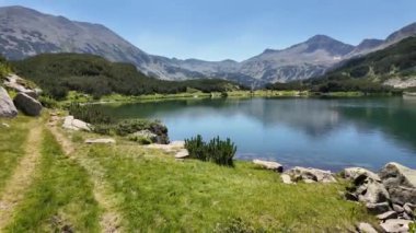 Bulgaristan 'ın Muratovo Gölü etrafındaki Pirin Dağı' nın şaşırtıcı yaz manzarası