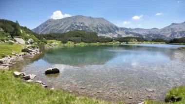 Bulgaristan 'ın Muratovo Gölü etrafındaki Pirin Dağı' nın şaşırtıcı yaz manzarası
