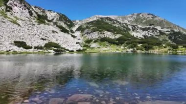 Bulgaristan 'ın Muratovo Gölü etrafındaki Pirin Dağı' nın şaşırtıcı yaz manzarası