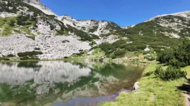 Bulgaristan 'ın Muratovo Gölü etrafındaki Pirin Dağı' nın şaşırtıcı yaz manzarası