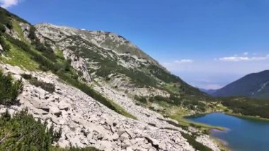 Bulgaristan 'ın Muratovo Gölü etrafındaki Pirin Dağı' nın şaşırtıcı yaz manzarası