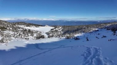Bulgaristan 'ın Polezhan ve Bezbog Tepeleri yakınlarındaki Pirin Dağı' nın muhteşem kış manzarası