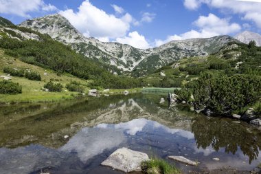 Bulgaristan 'ın Banderitsa Gölü çevresindeki Pirin Dağı' nın şaşırtıcı yaz manzarası