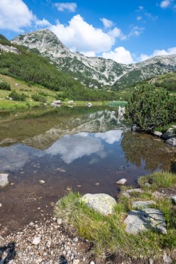 Bulgaristan 'ın Banderitsa Gölü çevresindeki Pirin Dağı' nın şaşırtıcı yaz manzarası