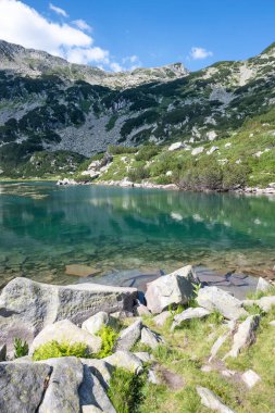 Bulgaristan 'ın Banderitsa Gölü çevresindeki Pirin Dağı' nın şaşırtıcı yaz manzarası