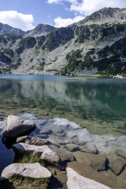 Bulgaristan 'ın Banderitsa Gölü çevresindeki Pirin Dağı' nın şaşırtıcı yaz manzarası