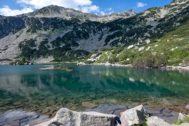 Bulgaristan 'ın Banderitsa Gölü çevresindeki Pirin Dağı' nın şaşırtıcı yaz manzarası