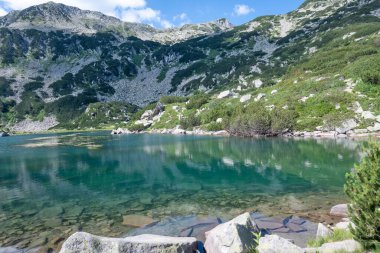 Bulgaristan 'ın Banderitsa Gölü çevresindeki Pirin Dağı' nın şaşırtıcı yaz manzarası