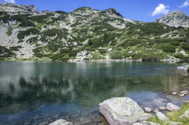 Bulgaristan 'ın Banderitsa Gölü çevresindeki Pirin Dağı' nın şaşırtıcı yaz manzarası