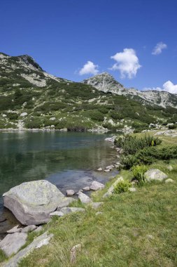 Bulgaristan 'ın Banderitsa Gölü çevresindeki Pirin Dağı' nın şaşırtıcı yaz manzarası