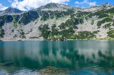 Bulgaristan 'ın Banderitsa Gölü çevresindeki Pirin Dağı' nın şaşırtıcı yaz manzarası
