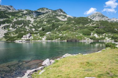 Bulgaristan 'ın Banderitsa Gölü çevresindeki Pirin Dağı' nın şaşırtıcı yaz manzarası