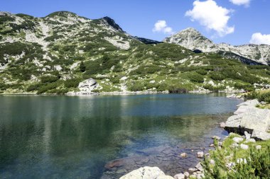 Bulgaristan 'ın Banderitsa Gölü çevresindeki Pirin Dağı' nın şaşırtıcı yaz manzarası