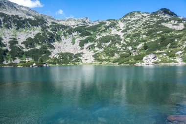 Bulgaristan 'ın Banderitsa Gölü çevresindeki Pirin Dağı' nın şaşırtıcı yaz manzarası