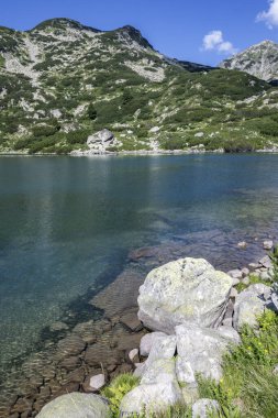 Bulgaristan 'ın Banderitsa Gölü çevresindeki Pirin Dağı' nın şaşırtıcı yaz manzarası