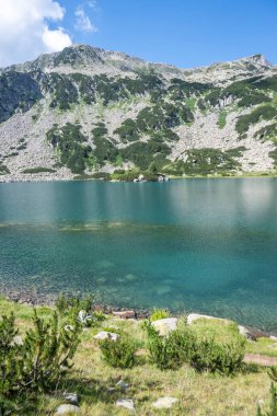 Bulgaristan 'ın Banderitsa Gölü çevresindeki Pirin Dağı' nın şaşırtıcı yaz manzarası