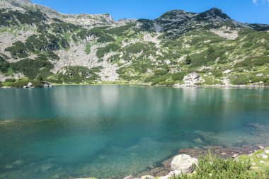 Bulgaristan 'ın Banderitsa Gölü çevresindeki Pirin Dağı' nın şaşırtıcı yaz manzarası