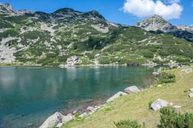 Bulgaristan 'ın Banderitsa Gölü çevresindeki Pirin Dağı' nın şaşırtıcı yaz manzarası