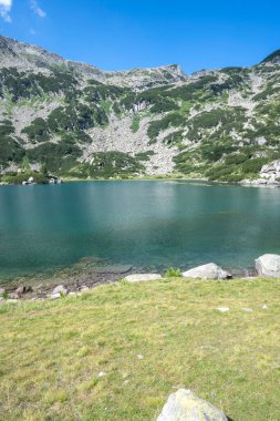 Bulgaristan 'ın Banderitsa Gölü çevresindeki Pirin Dağı' nın şaşırtıcı yaz manzarası