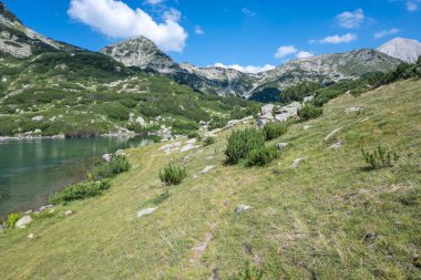Bulgaristan 'ın Banderitsa Gölü çevresindeki Pirin Dağı' nın şaşırtıcı yaz manzarası