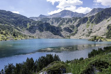 Bulgaristan 'ın Banderitsa Gölü çevresindeki Pirin Dağı' nın şaşırtıcı yaz manzarası