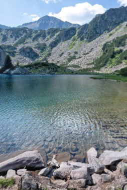 Bulgaristan 'ın Banderitsa Gölü çevresindeki Pirin Dağı' nın şaşırtıcı yaz manzarası