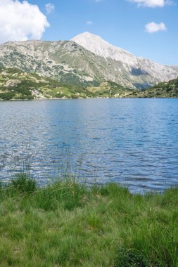 Bulgaristan 'ın Banderitsa Gölü çevresindeki Pirin Dağı' nın şaşırtıcı yaz manzarası