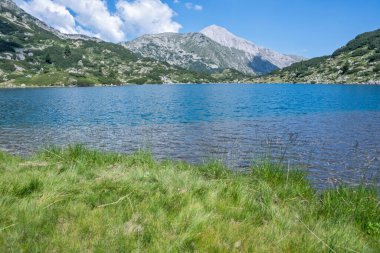 Bulgaristan 'ın Banderitsa Gölü çevresindeki Pirin Dağı' nın şaşırtıcı yaz manzarası