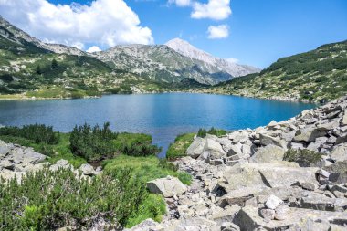 Bulgaristan 'ın Banderitsa Gölü çevresindeki Pirin Dağı' nın şaşırtıcı yaz manzarası