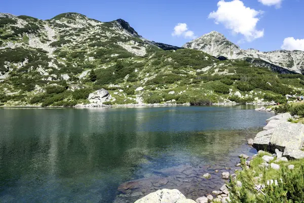 Bulgaristan 'ın Banderitsa Gölü çevresindeki Pirin Dağı' nın şaşırtıcı yaz manzarası
