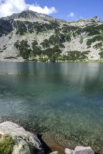Bulgaristan 'ın Banderitsa Gölü çevresindeki Pirin Dağı' nın şaşırtıcı yaz manzarası