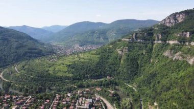Bulgaristan 'ın Balkan Dağları' nın Bov köyü yakınlarındaki İskar boğazının şaşırtıcı hava manzarası