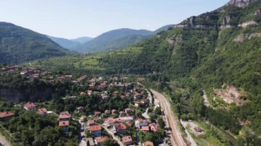 Bulgaristan 'ın Balkan Dağları' nın Bov köyü yakınlarındaki İskar boğazının şaşırtıcı hava manzarası