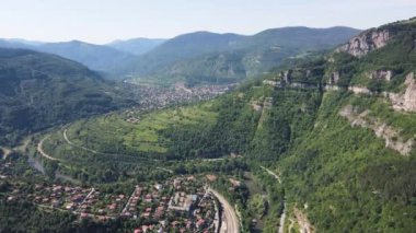 Bulgaristan 'ın Balkan Dağları' nın Bov köyü yakınlarındaki İskar boğazının şaşırtıcı hava manzarası