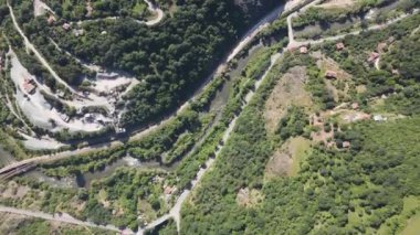 Bulgaristan 'ın Balkan Dağları' nın Bov köyü yakınlarındaki İskar boğazının şaşırtıcı hava manzarası