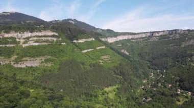 Bulgaristan 'ın Balkan Dağları' nın Bov köyü yakınlarındaki İskar boğazının şaşırtıcı hava manzarası