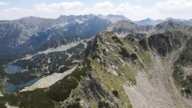 Bulgaristan 'ın Uzun Göl çevresindeki Pirin Dağı' nın şaşırtıcı hava manzarası