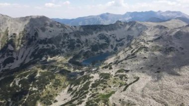 Bulgaristan 'ın Uzun Göl çevresindeki Pirin Dağı' nın şaşırtıcı hava manzarası