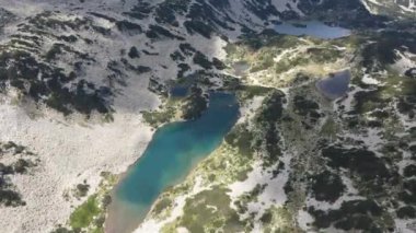 Bulgaristan 'ın Uzun Göl çevresindeki Pirin Dağı' nın şaşırtıcı hava manzarası