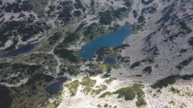 Bulgaristan 'ın Uzun Göl çevresindeki Pirin Dağı' nın şaşırtıcı hava manzarası