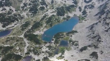 Bulgaristan 'ın Uzun Göl çevresindeki Pirin Dağı' nın şaşırtıcı hava manzarası