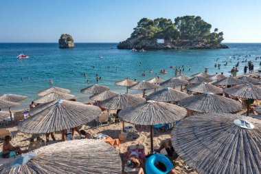 PARGA, GREECE - 5 AĞUSTOS 2024: Parga, Epirus, Yunanistan 'ın şaşırtıcı yaz manzarası