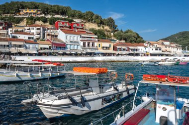 PARGA, GREECE - 5 AĞUSTOS 2024: Parga, Epirus, Yunanistan 'ın şaşırtıcı yaz manzarası