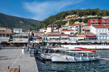 PARGA, GREECE - 5 AĞUSTOS 2024: Parga, Epirus, Yunanistan 'ın şaşırtıcı yaz manzarası