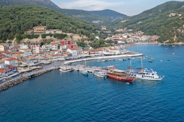 PARGA, GREECE - 5 AĞUSTOS 2024: Parga, Epirus, Yunanistan 'ın şaşırtıcı yaz manzarası